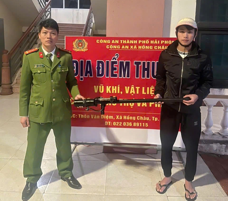 Công an xã Hồng Châu vận động Nhân dân giao nộp 02 súng tự chế và 5,2 kg pháo